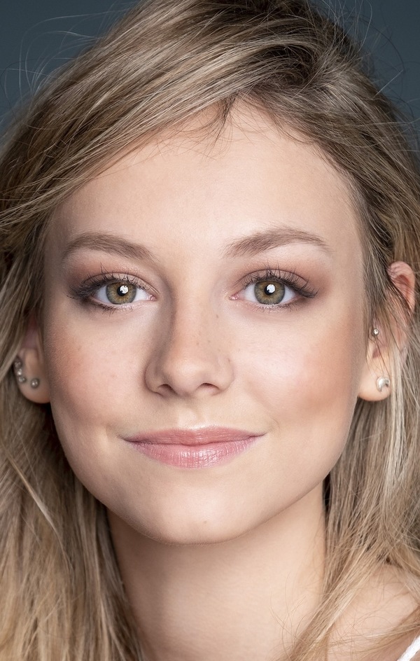 Эстер Экспозито